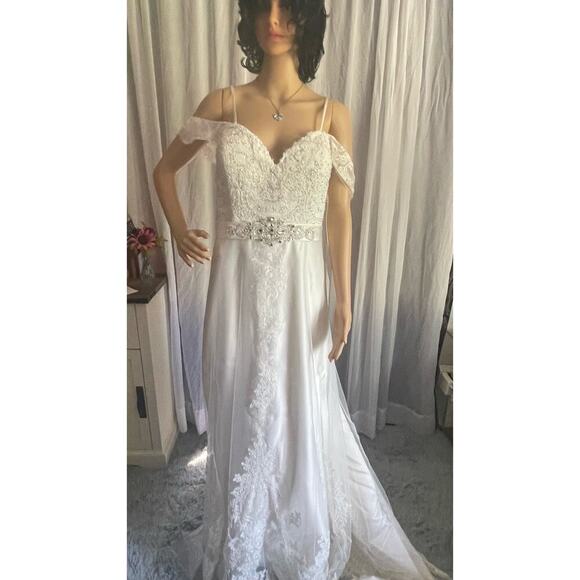 Elegant Lace Wedding Gown with Beaded Bodice and Dramatic Train - Picture 3 of 13